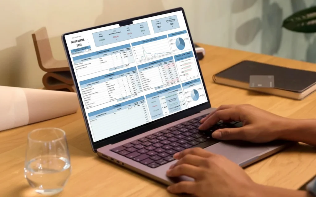 Photo du Budget mensuel affichée sur un ordinateur. L'utilisateur est entrain de le remplir.